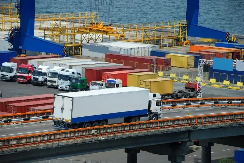 kontenery morskie w porcie i transporcie